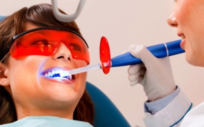لیزر درمانی در دندانپزشکی چگونه انجام می شود؟
